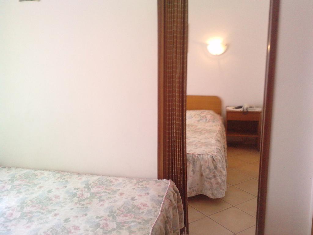 Residencial Nosso Paraiso Bed & Breakfast Quarteira Rom bilde