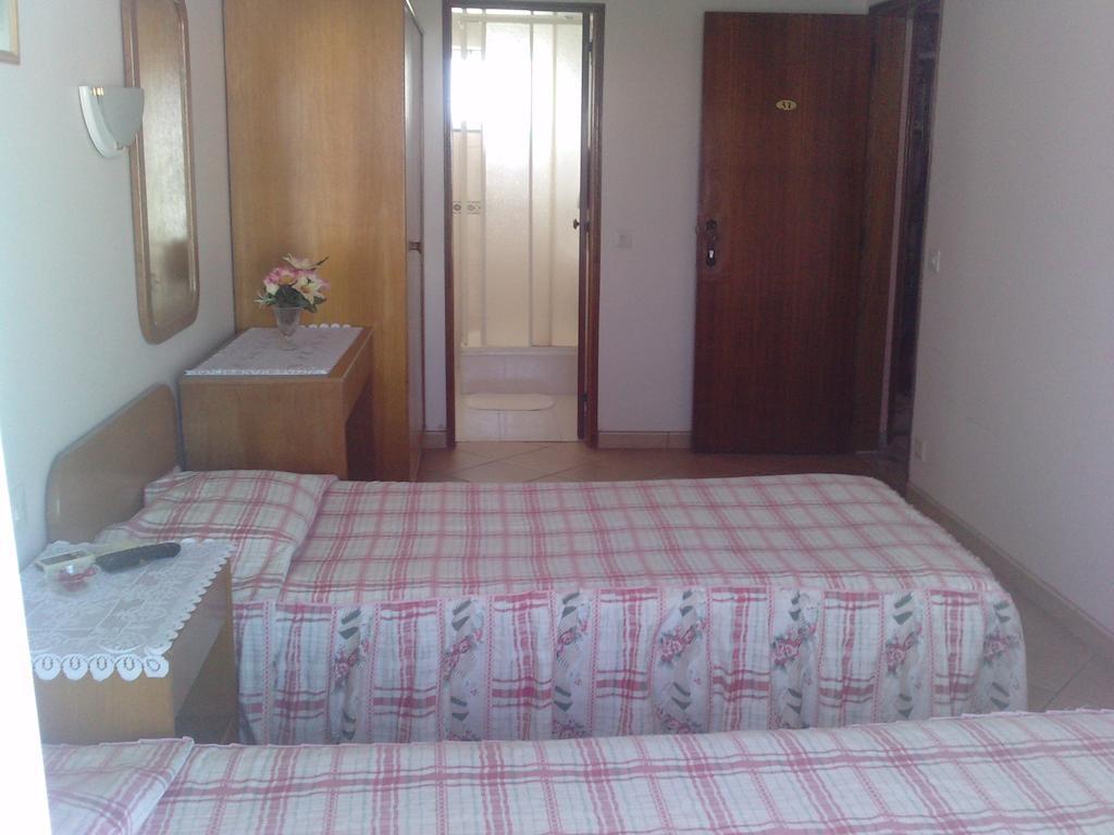Residencial Nosso Paraiso Bed & Breakfast Quarteira Rom bilde
